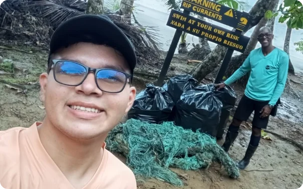 personas posando con la basura recolectada