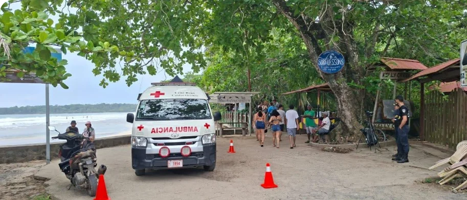 policías y ambulancia en la playa