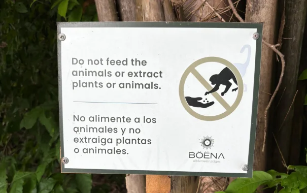 rotulo que indica no alimentar a los animales y no extraer plantas